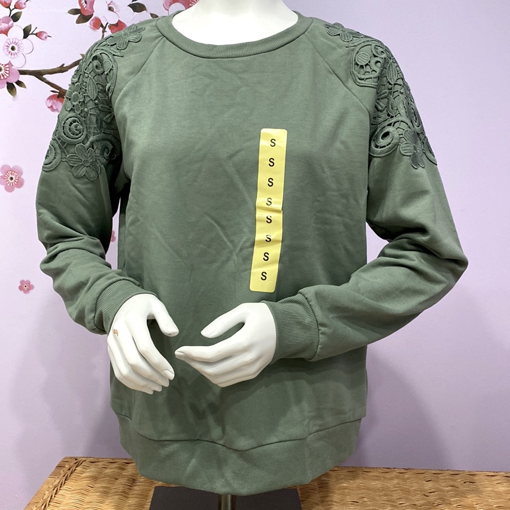 NWT Gloria Vanderbilt Sage Brush Fleece Lace Crochet Sweatshirt Women’s Size S !